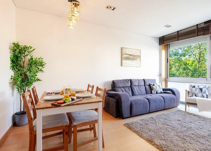 Modern Flat With Workspace In Foz By Hostwise