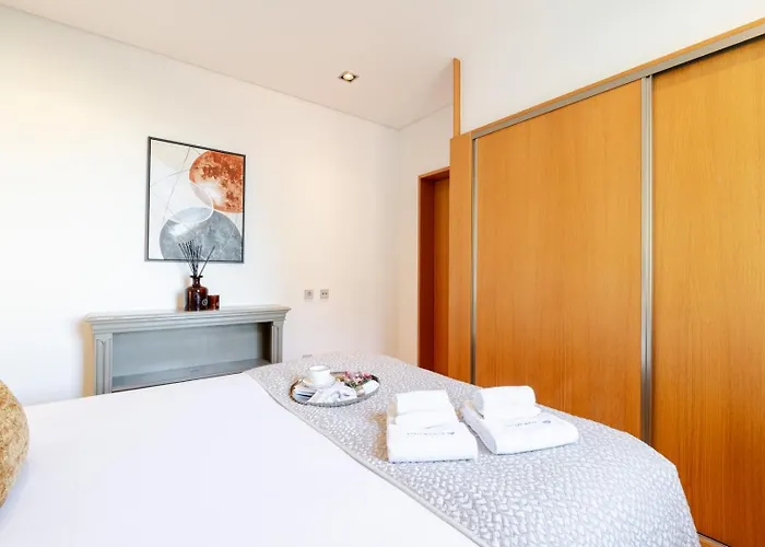 Modern Flat With Workspace In Foz By Hostwise