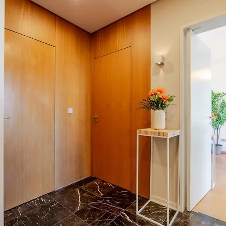 Modern Flat With Workspace In Foz By Hostwise