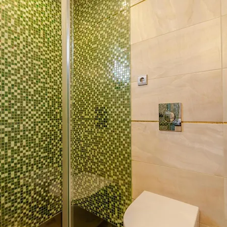 Modern Flat With Workspace In Foz By Hostwise