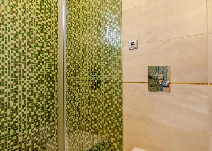 Modern Flat With Workspace In Foz By Hostwise