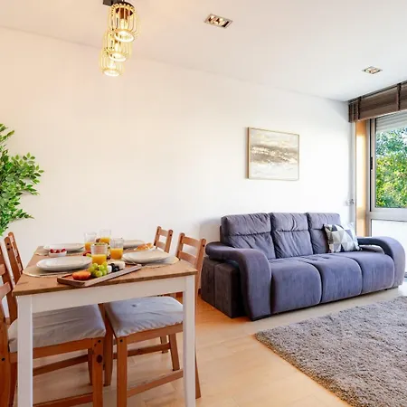 Modern Flat With Workspace In Foz By Hostwise