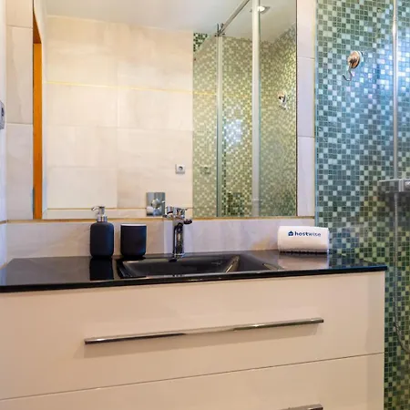 Modern Flat With Workspace In Foz By Hostwise Appartamento