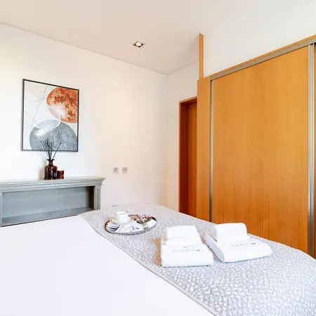 Modern Flat With Workspace In Foz By Hostwise