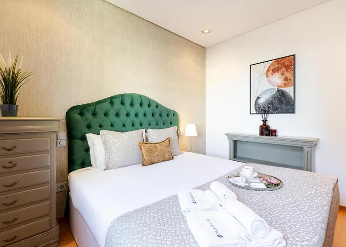 Modern Flat With Workspace In Foz By Hostwise